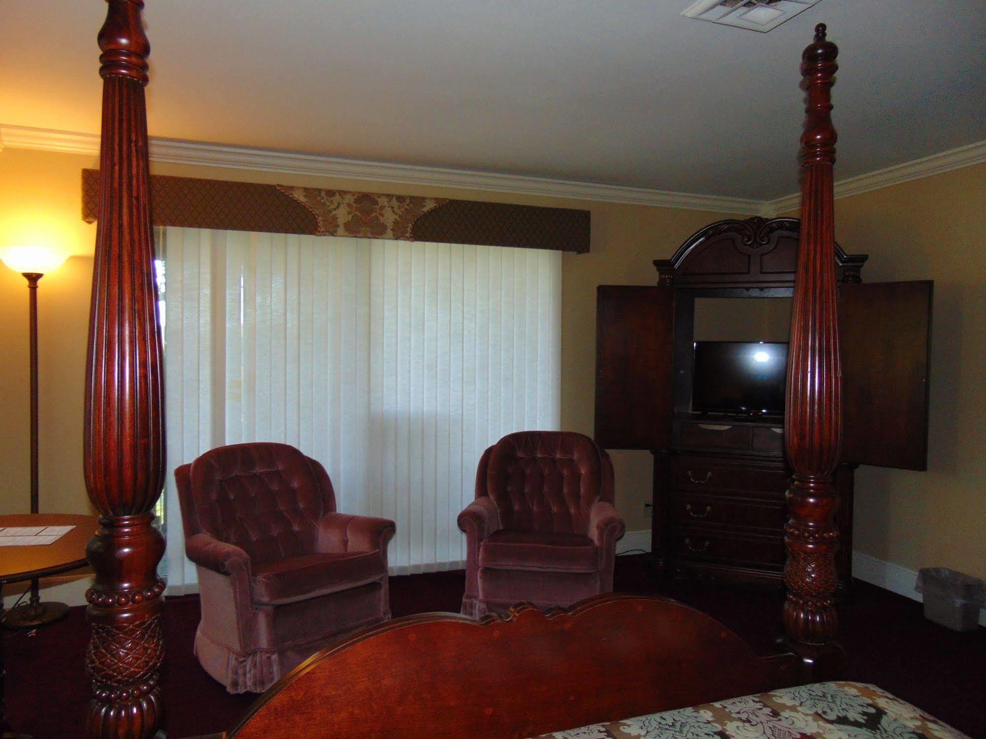 The Lodge Resort Hotel Forest City 外观 照片
